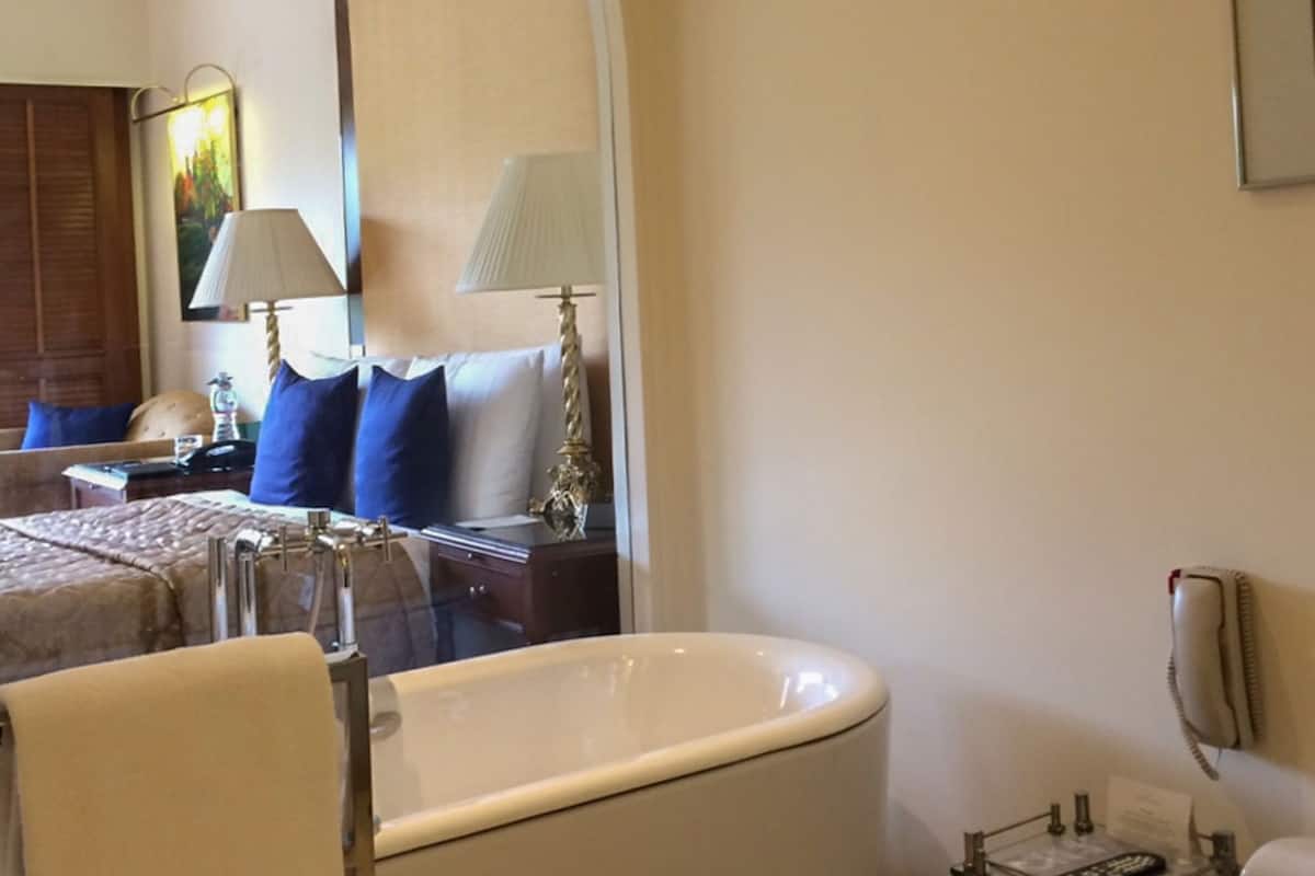 separate bathtub and shower, deep-soaking bathtub, rainfall showerhead