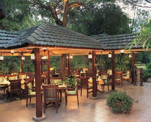 3 restaurantes, se sirven desayunos, comidas y cocina internacional