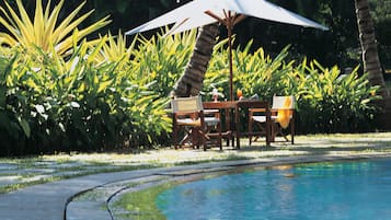 Piscine extérieure, parasols de plage, chaises longues