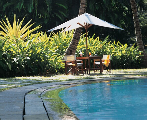 Outdoor pool, pool umbrellas, sun loungers