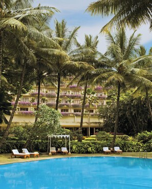 Outdoor pool, pool umbrellas, sun loungers - The Oberoi, Bengaluru (Bengaluru)