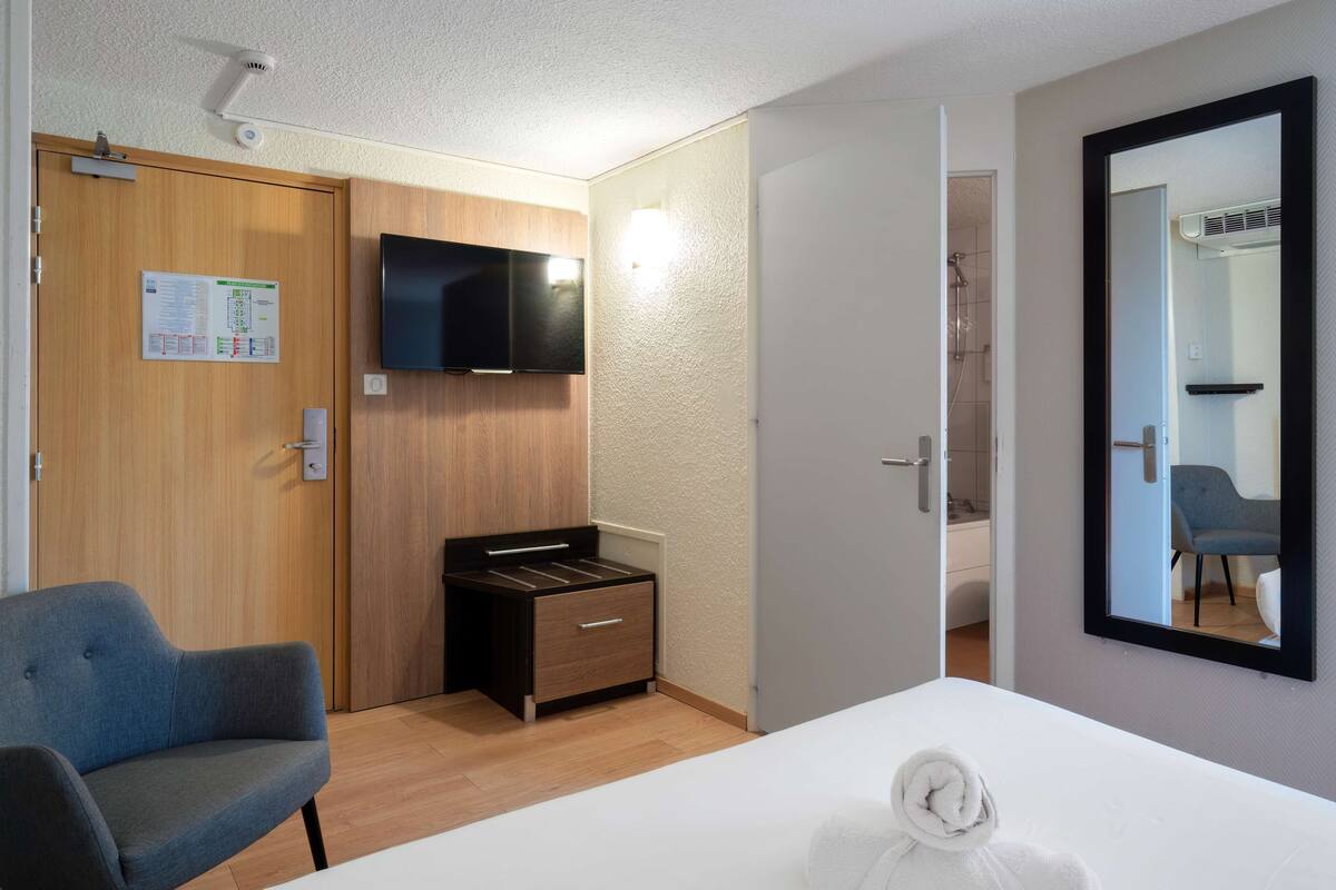 Superior Room, 1 Double Bed | Desk, soundproofing, free WiFi, bed sheets