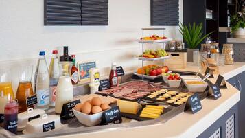Colazione a buffet, servita tutte le mattine (13.90 EUR a persona)