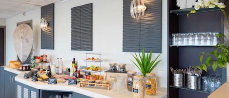 Tägliches Frühstücksbuffet (12.9 EUR pro Person)