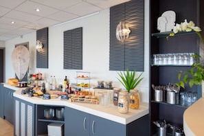 Tägliches Frühstücksbuffet (12.5 EUR pro Person)