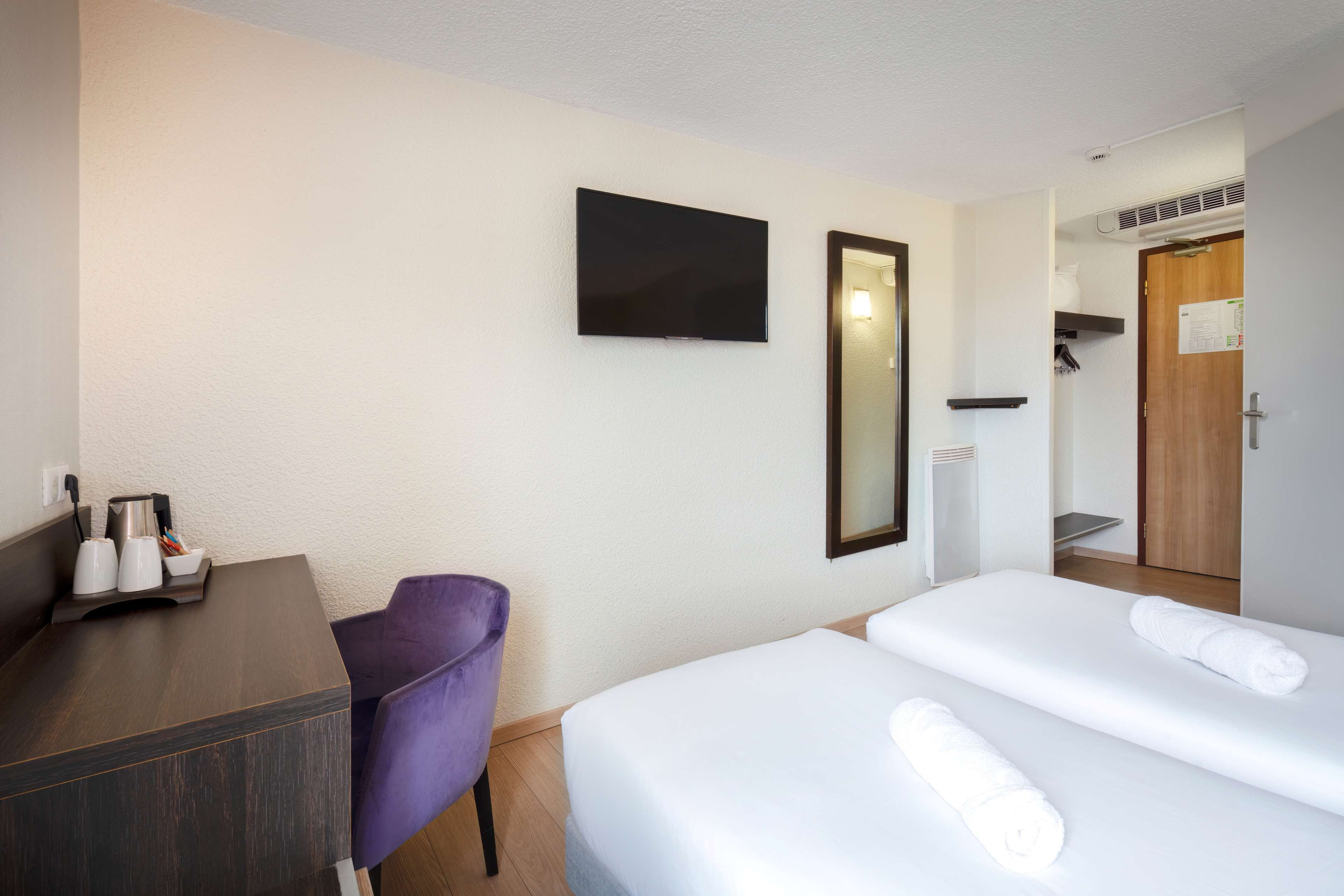 standard room, 2 single beds | desk, soundproofing, free wifi, bed sheets