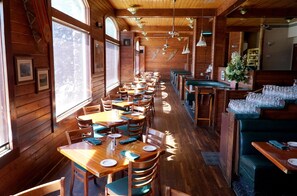 2 restaurants, breakfast, lunch, dinner served; American cuisine - The Pines Resort (Bass Lake)