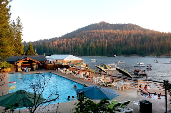 Piscine extérieure (ouverte en saison), parasols de plage