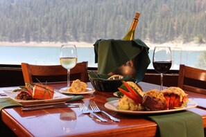 2 restaurantes, se sirven desayunos, comidas, cenas y cocina americana