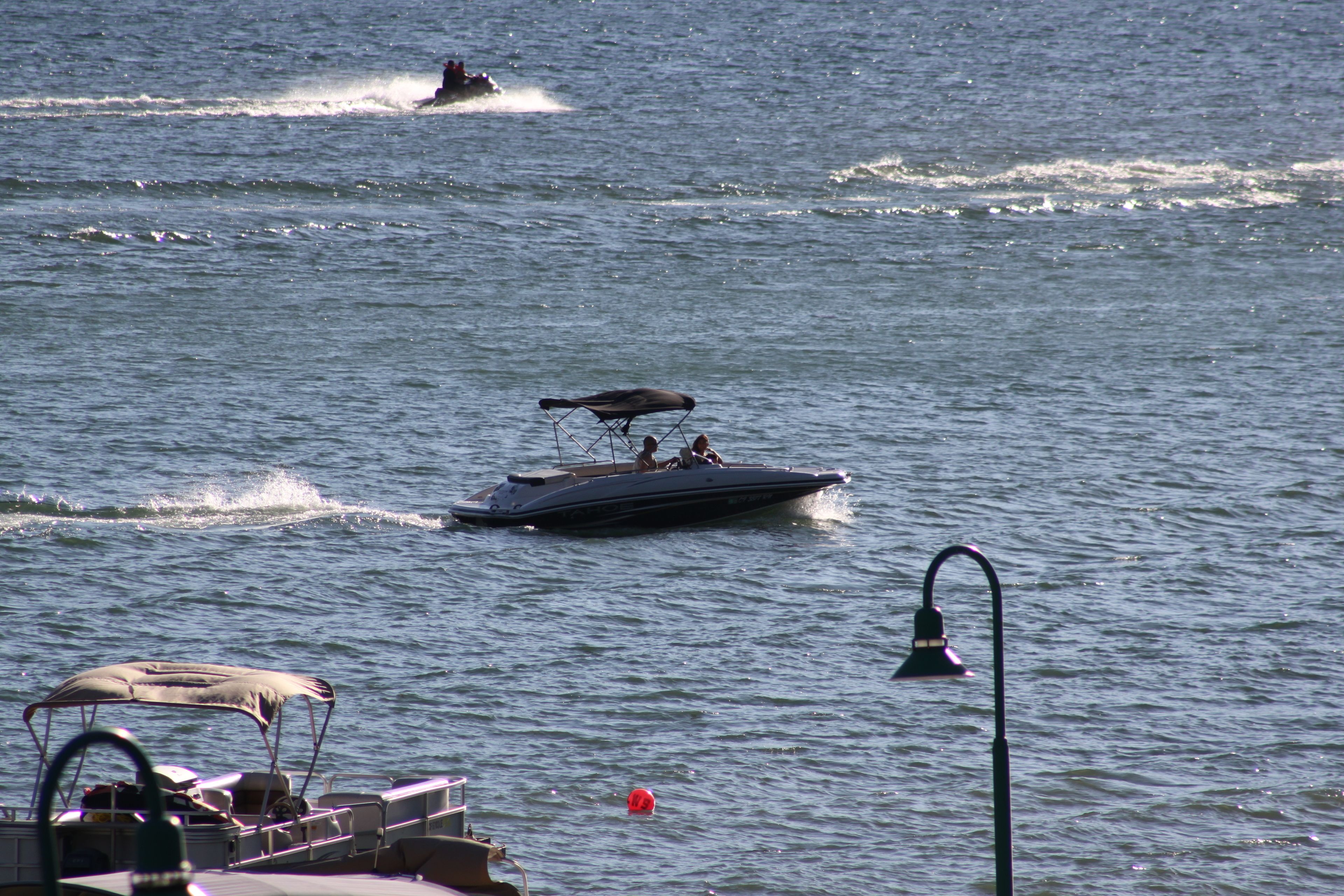 Un bateau navigue sur l'eau, laissant une vague derrière lui.