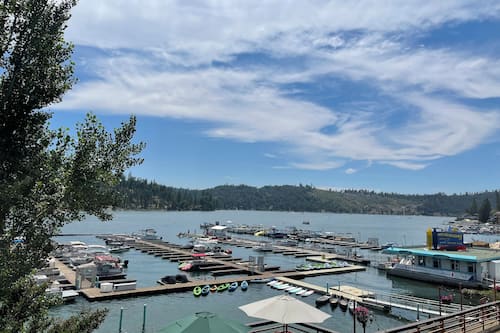 华丽套房, 1 张特大床和 1 张沙发床, 按摩浴缸, 湖景 | 1 多间卧室、办公桌、遮光窗帘、熨斗/熨衣板