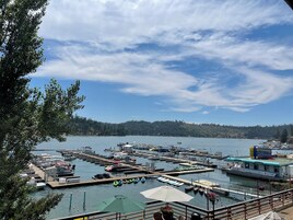 华丽套房, 1 张特大床和 1 张沙发床, 按摩浴缸, 湖景 | 1 多间卧室、办公桌、遮光窗帘、熨斗/熨衣板