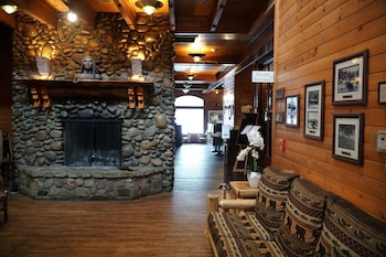 2 restaurants, breakfast, lunch, dinner served; American cuisine at The Pines Resort