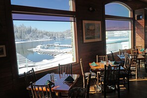 2 restaurants, breakfast, lunch, dinner served; American cuisine 