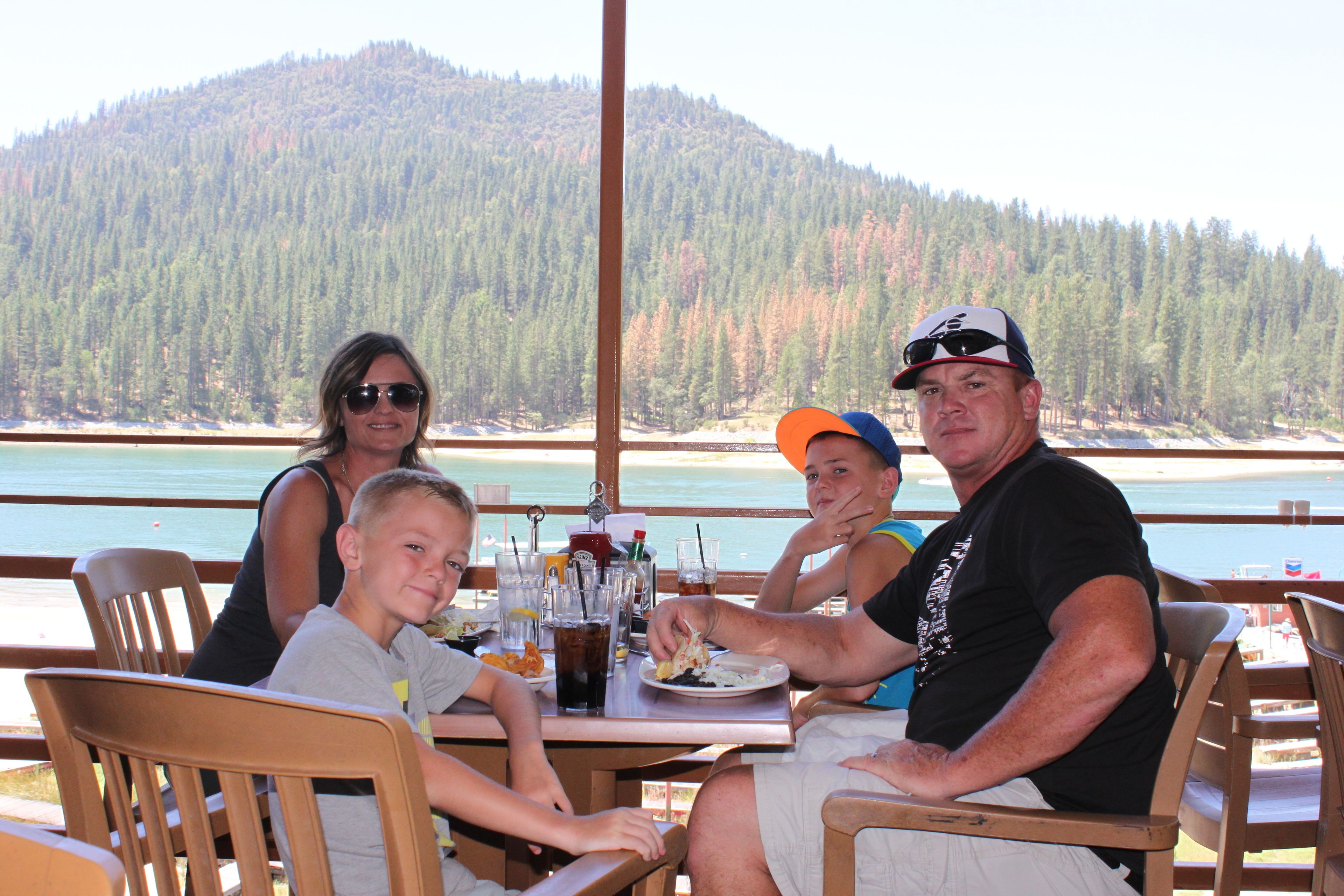 2 restaurants servant le petit déjeuner, spécialités Cuisine américaine