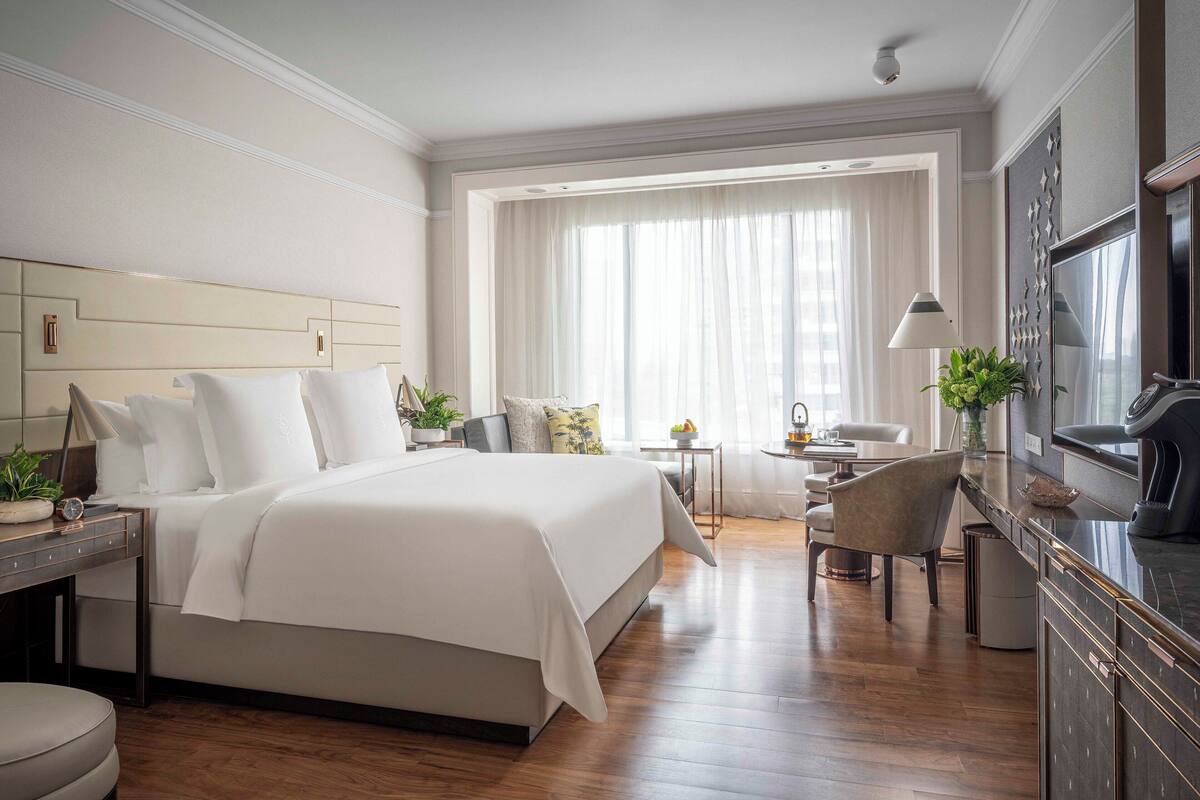 Kamar Deluks, 1 Tempat Tidur King (Hypoallergenic) | Minibar, brankas, meja kerja, dan ruang kerja ramah laptop