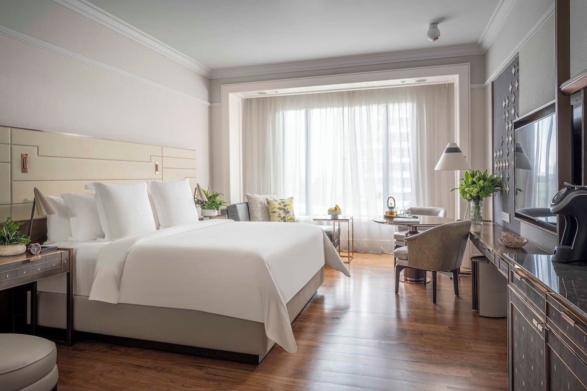 deluxe room, 1 king bed (hypoallergenic) | minibar, in-room safe, desk, laptop workspace