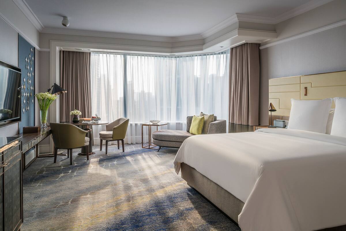 Kamar Premier, 1 Tempat Tidur King | Minibar, brankas, meja kerja, dan ruang kerja ramah laptop