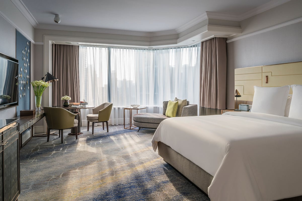 Premier Room, 1 King Bed | Minibar, in-room safe, desk, laptop workspace