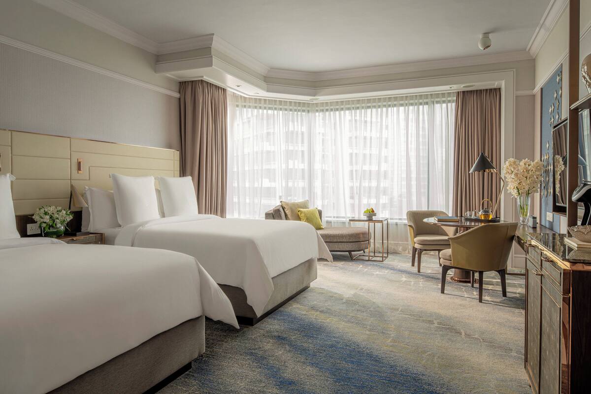 Kamar Premier, 2 Tempat Tidur Queen (Family) | Minibar, brankas, meja kerja, dan ruang kerja ramah laptop