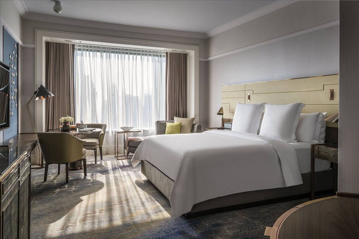 Kamar Deluks, 1 Tempat Tidur King | Minibar, brankas, meja kerja, dan ruang kerja ramah laptop