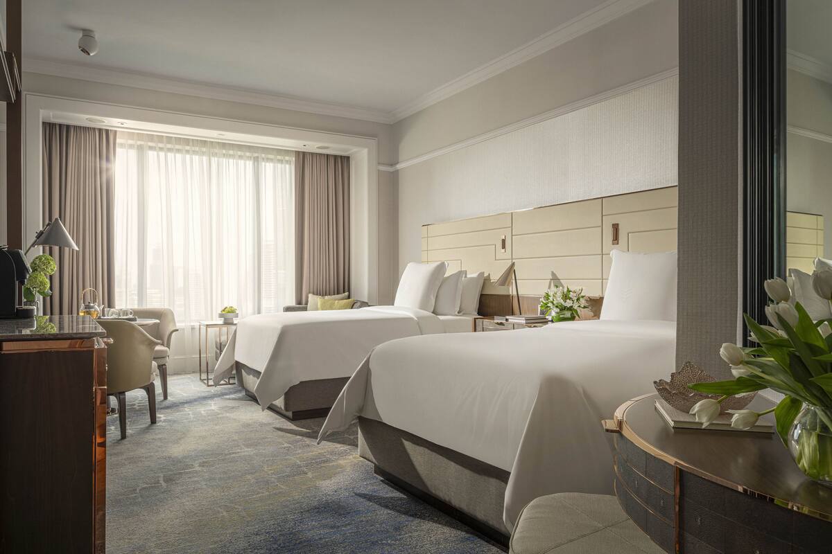 Kamar Deluks, 2 Tempat Tidur Twin | Minibar, brankas, meja kerja, dan ruang kerja ramah laptop
