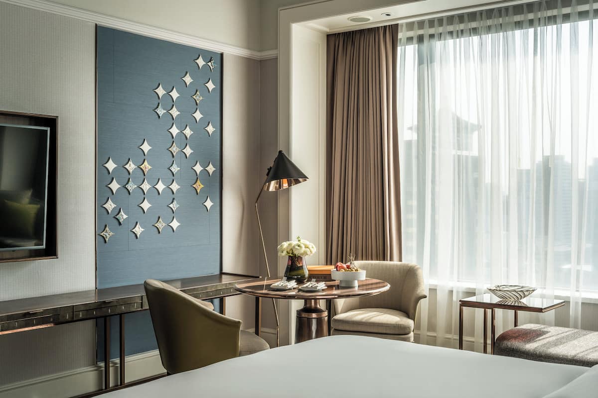 Minibar, pengeskab på værelset, skrivebord