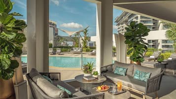 2 hồ bơi ngoài trời, mở cửa từ 9:30 đến 19:00, lều miễn phí