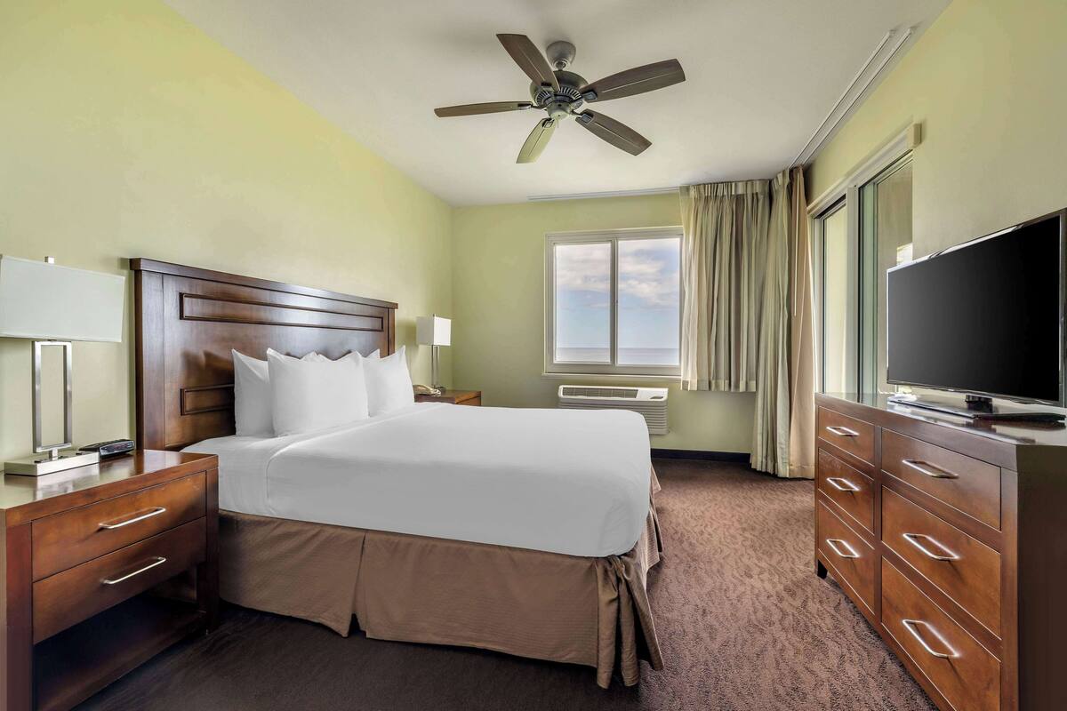 2 BEDROOM OCEANFRONT 1 KG 2 TWNS OR 1QN SUITE | Két bảo mật tại phòng, màn/rèm cản sáng, bàn ủi/dụng cụ ủi quần áo 