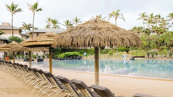 Hồ bơi ngoài trời, dù/ô trên bãi biển/hồ bơi, ghế dài tắm nắng