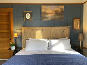Chambre, 1 très grand lit | 1 chambre, décor unique, ameublement unique, fer et planche à repasser