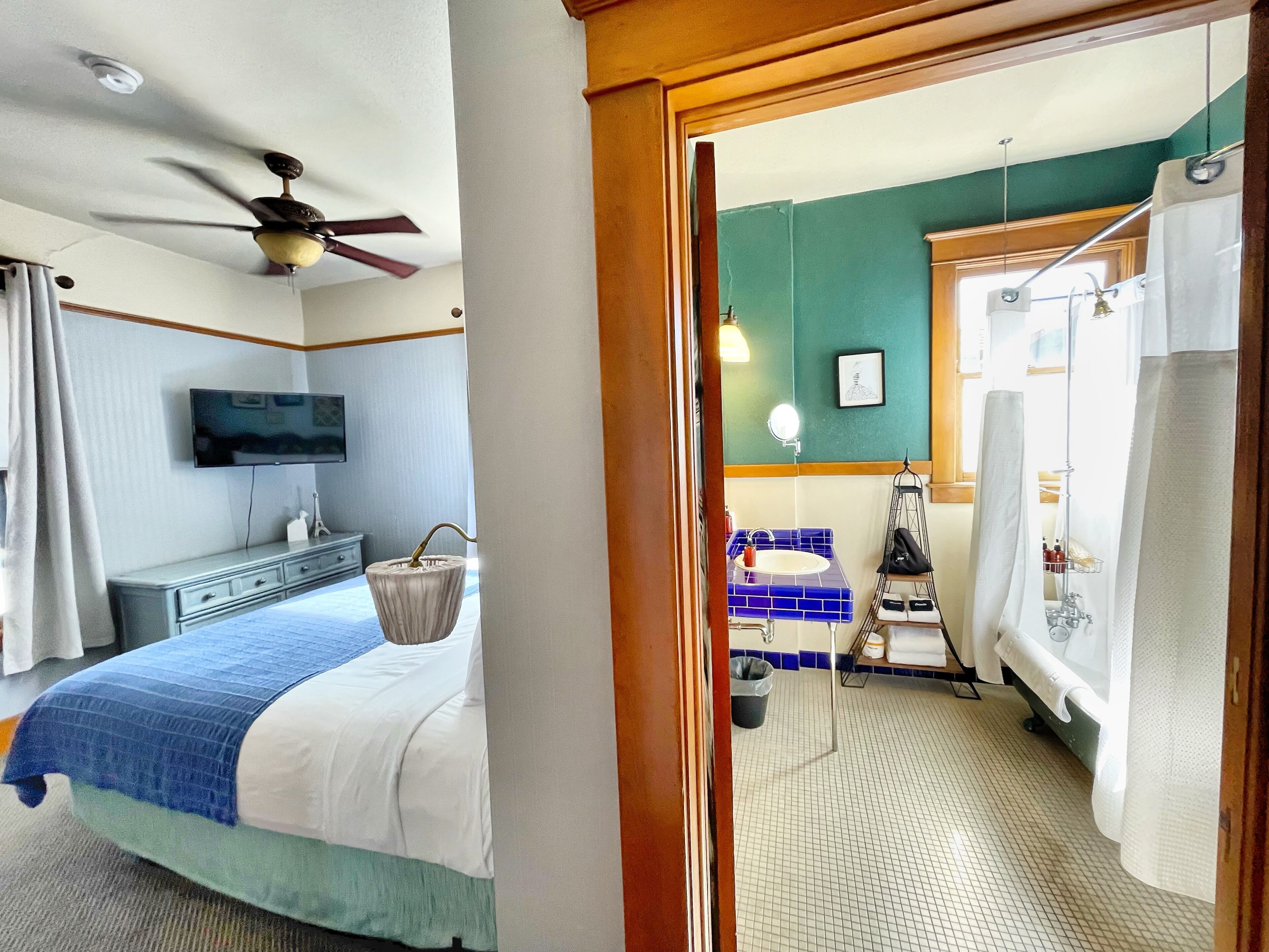 room, 1 king bed | bathroom | combined shower/bathtub, designer toiletries, hair dryer, towels