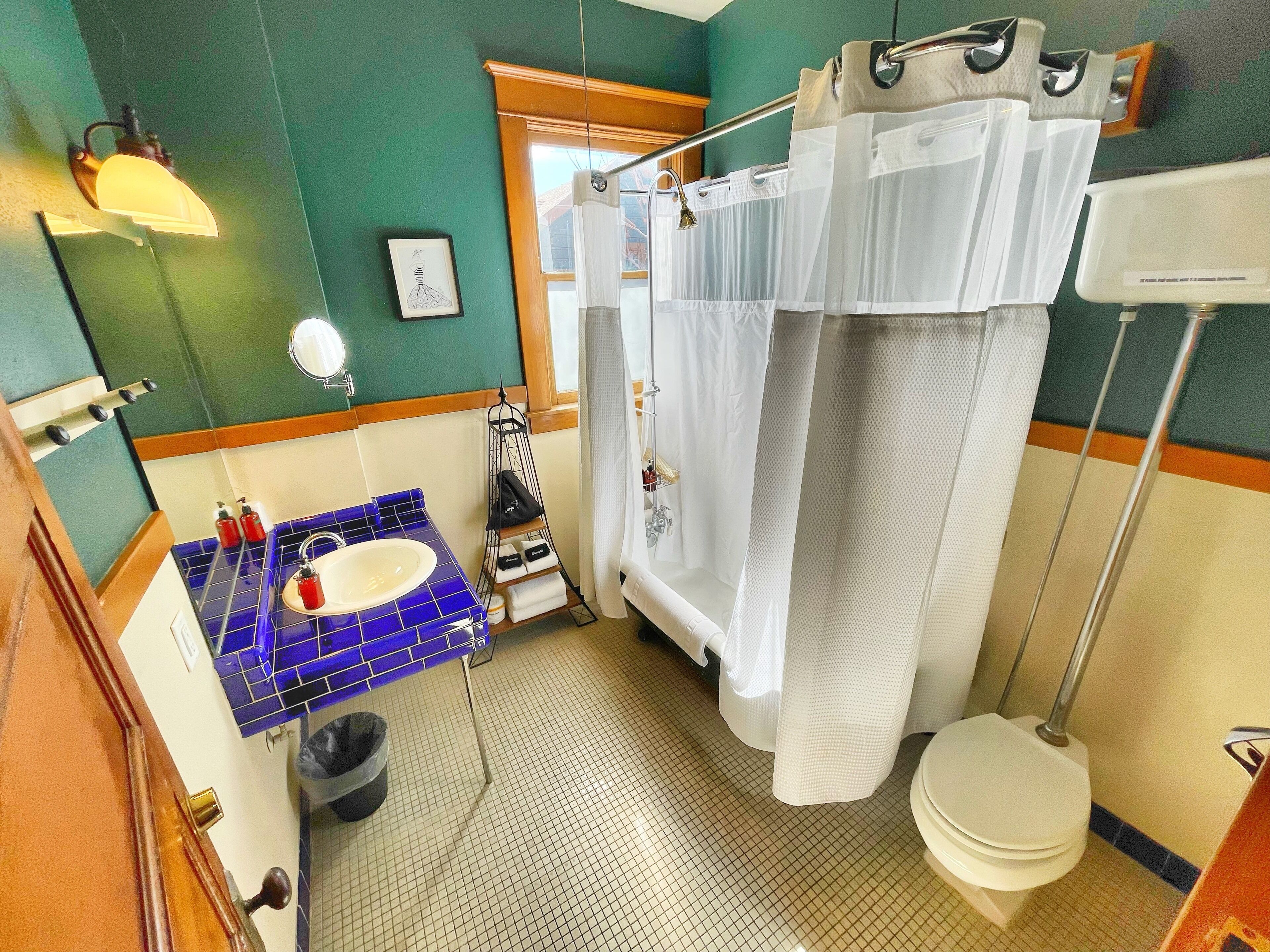 room, 1 king bed | bathroom | combined shower/bathtub, designer toiletries, hair dryer, towels