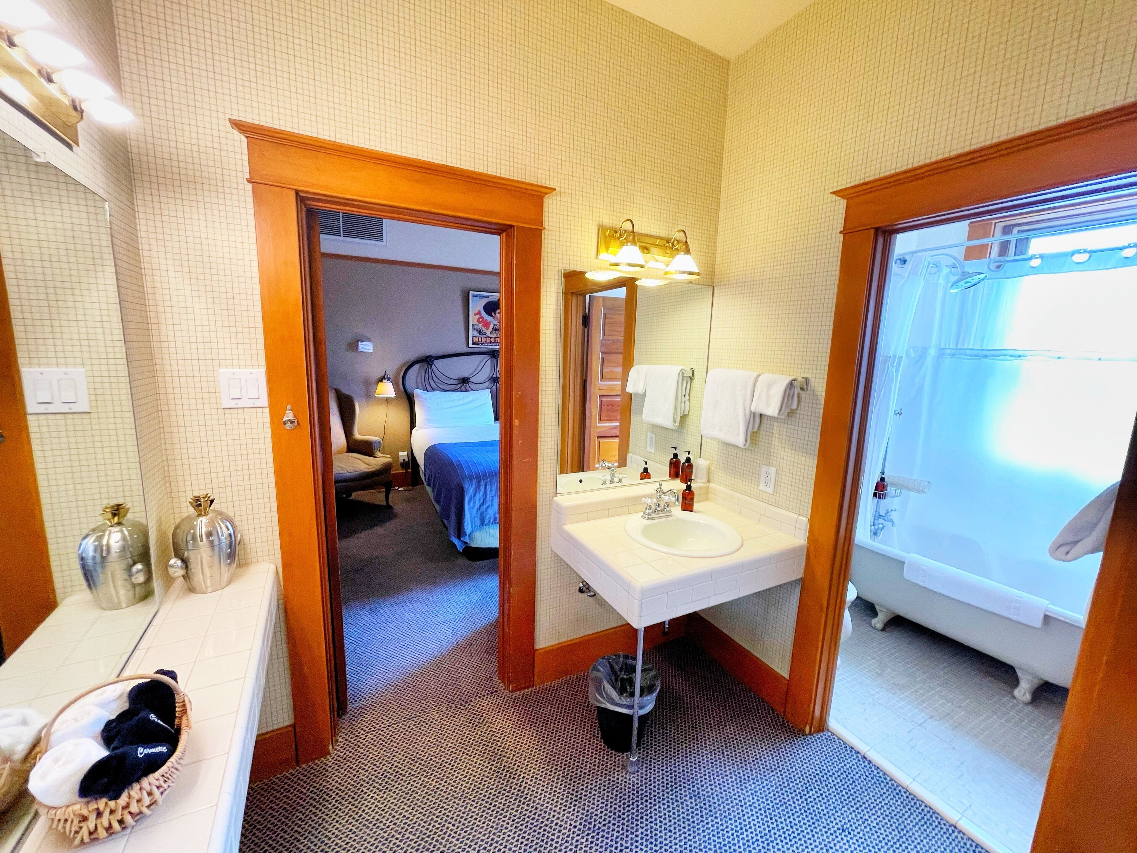 suite, 1 bedroom | bathroom | combined shower/bathtub, designer toiletries, hair dryer, towels