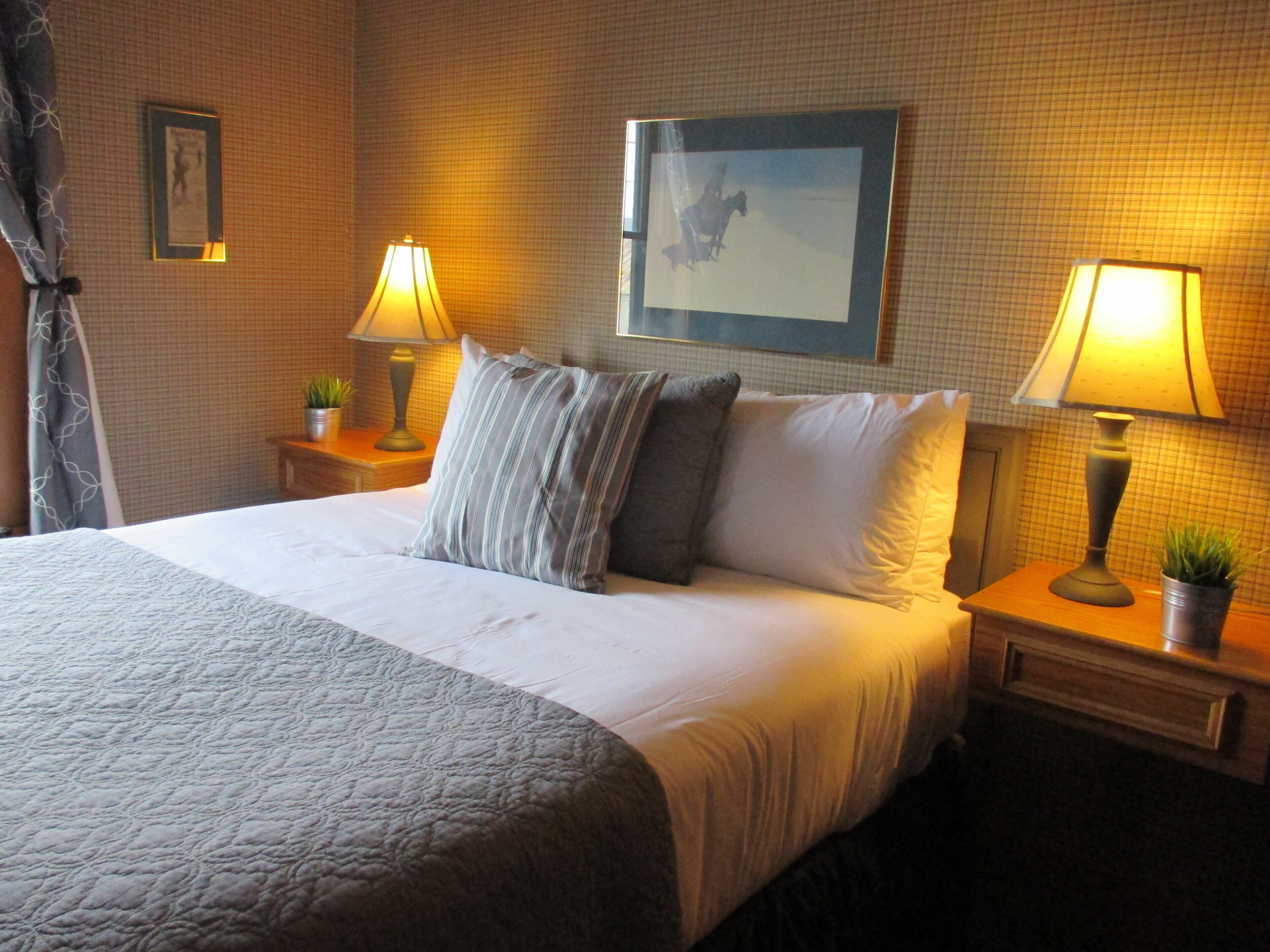 basic room, 1 queen bed | individually decorated, individually furnished, iron/ironing board