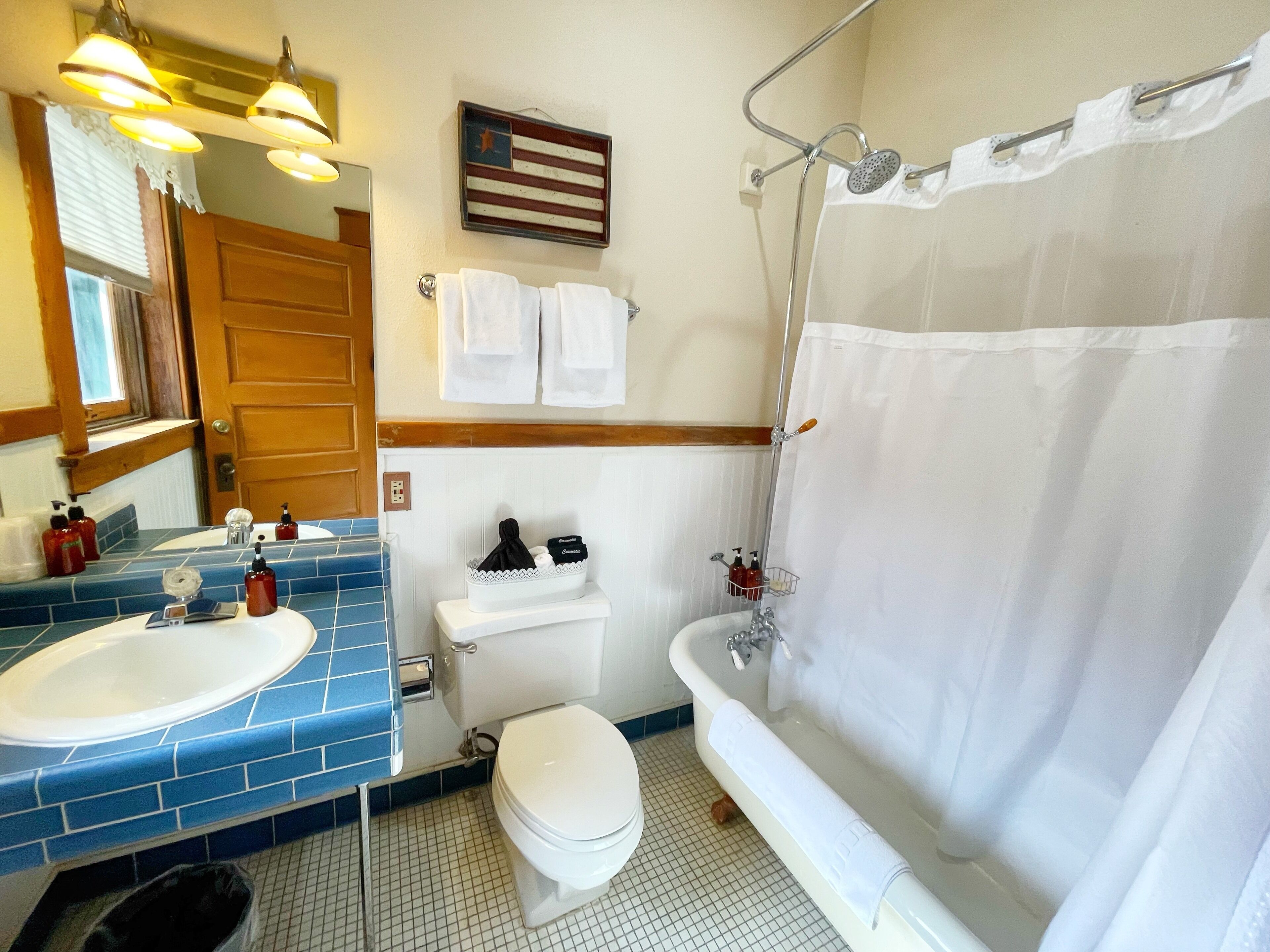 basic room, 1 queen bed | bathroom | combined shower/bathtub, designer toiletries, hair dryer, towels