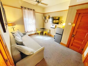 Suite, 1 chambre | Aire de séjour | Téléviseur connecté de 40 po avec télévision numérique, téléviseur