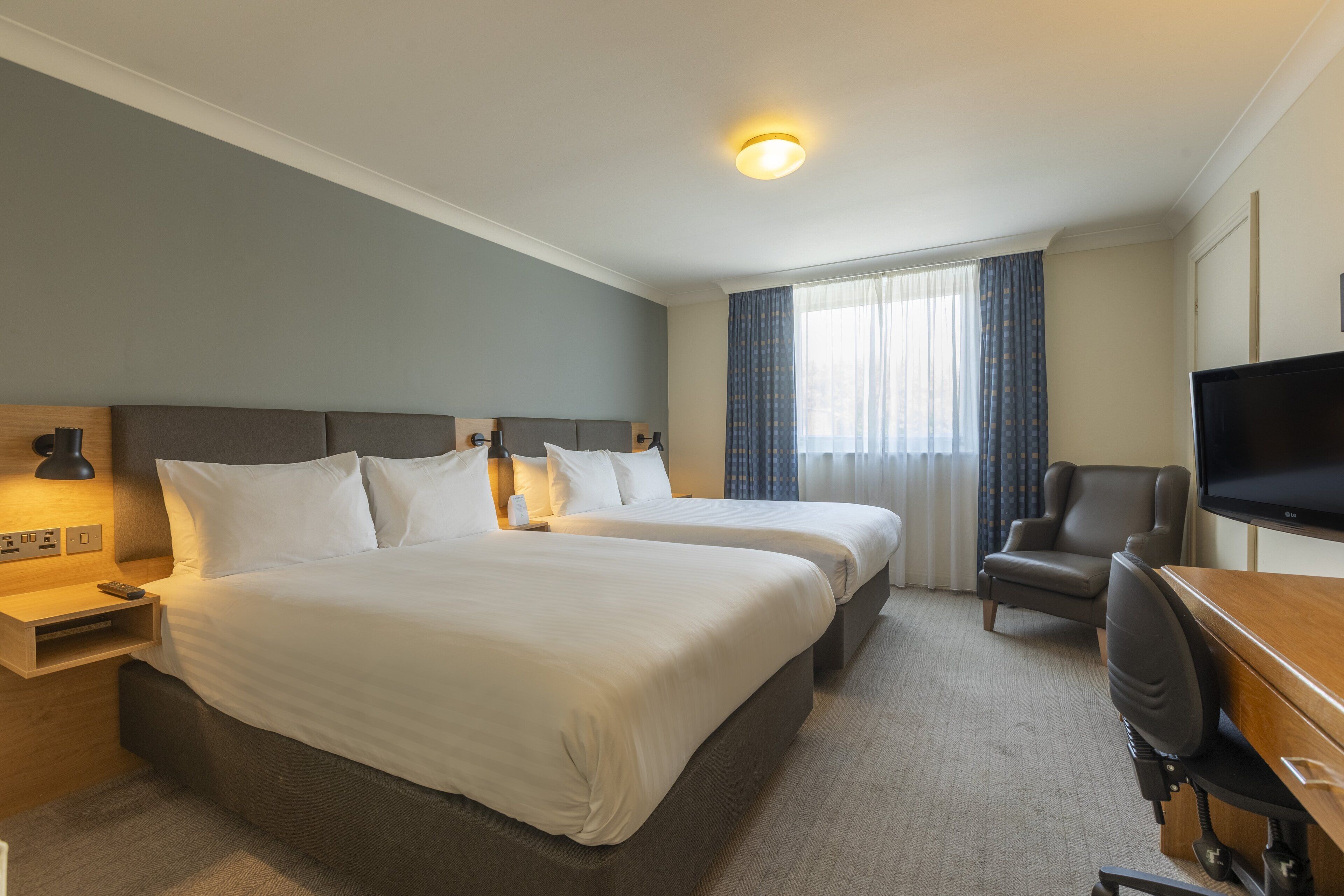 Standaard kamer, 2 tweepersoonsbedden | Een bureau, geluiddichte muren, een strijkplank/strijkijzer