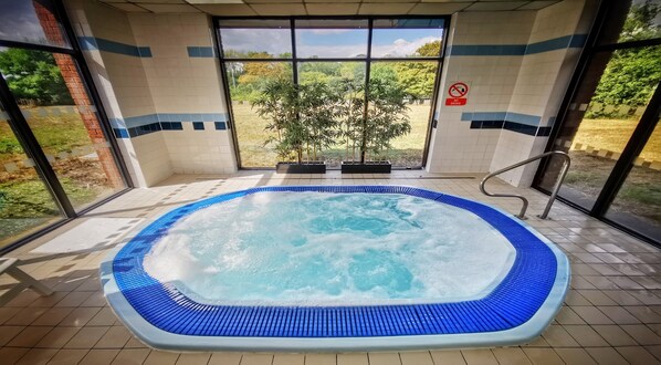 Ein Whirlpool mit Blick auf Bäume und einem 'Nicht tauchen'-Schild.