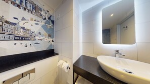 Bañera, secador de pelo y toallas
