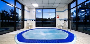 Una piscina cubierta