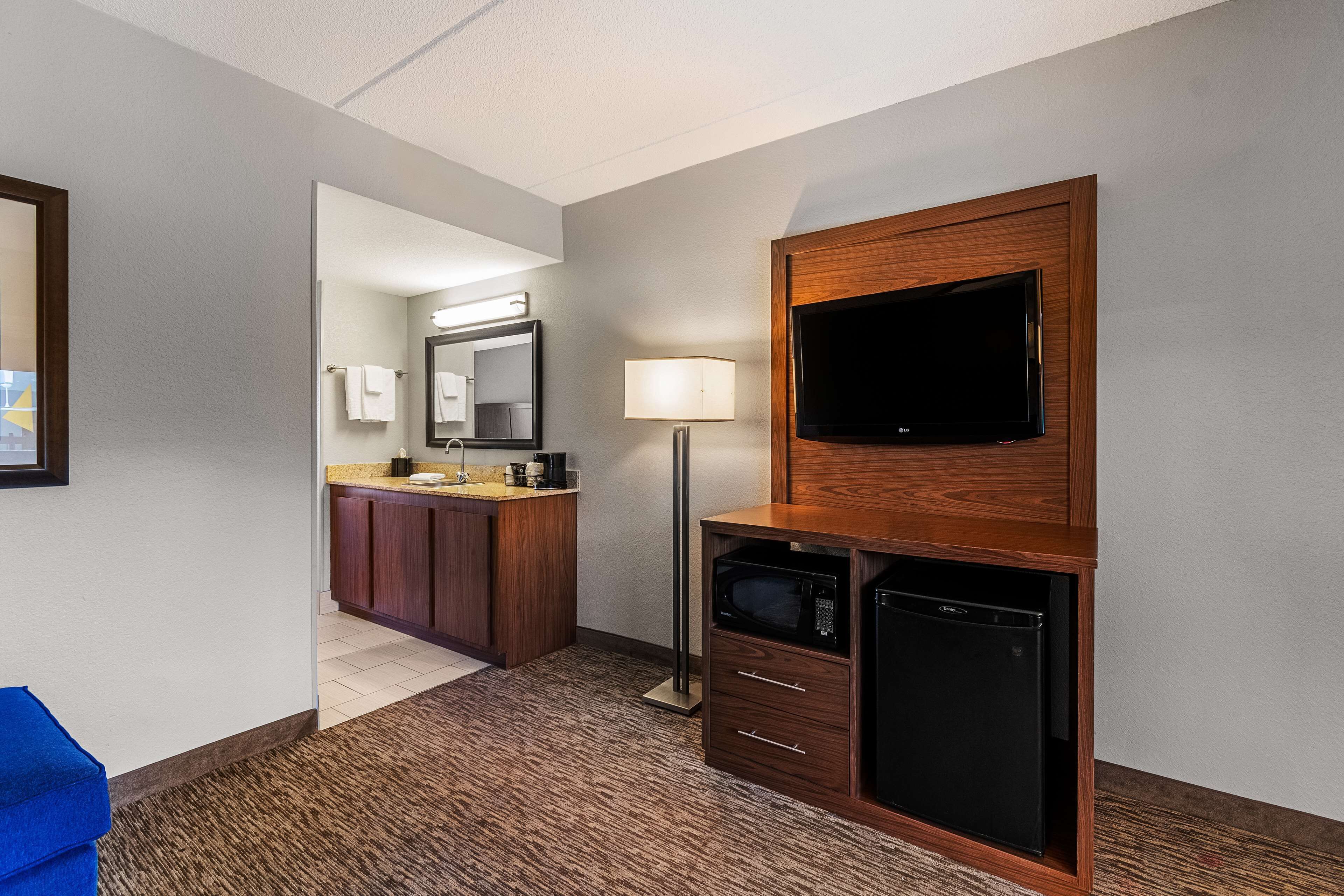 مكتب وتجهيزات عازلة للصوت ومكواة/لوح كي وأسرّة أطفال/رضّع (مجانًا)