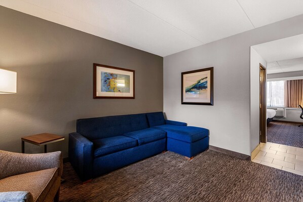مكتب وتجهيزات عازلة للصوت ومكواة/لوح كي وأسرّة أطفال/رضّع (مجانًا)