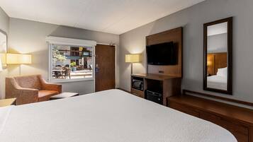 Escritorio, sistema de insonorización y tabla de planchar con plancha