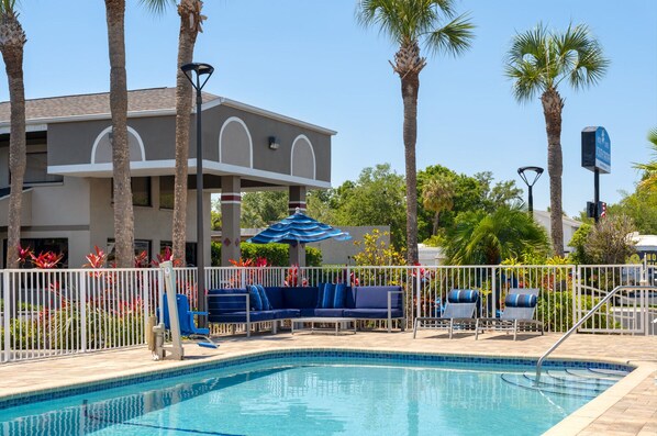 Piscine extérieure, cabanons gratuits, parasols de plage