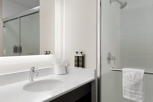 Habitación, 2 camas de matrimonio, no fumadores, cocina básica | Lavabo del cuarto de baño
