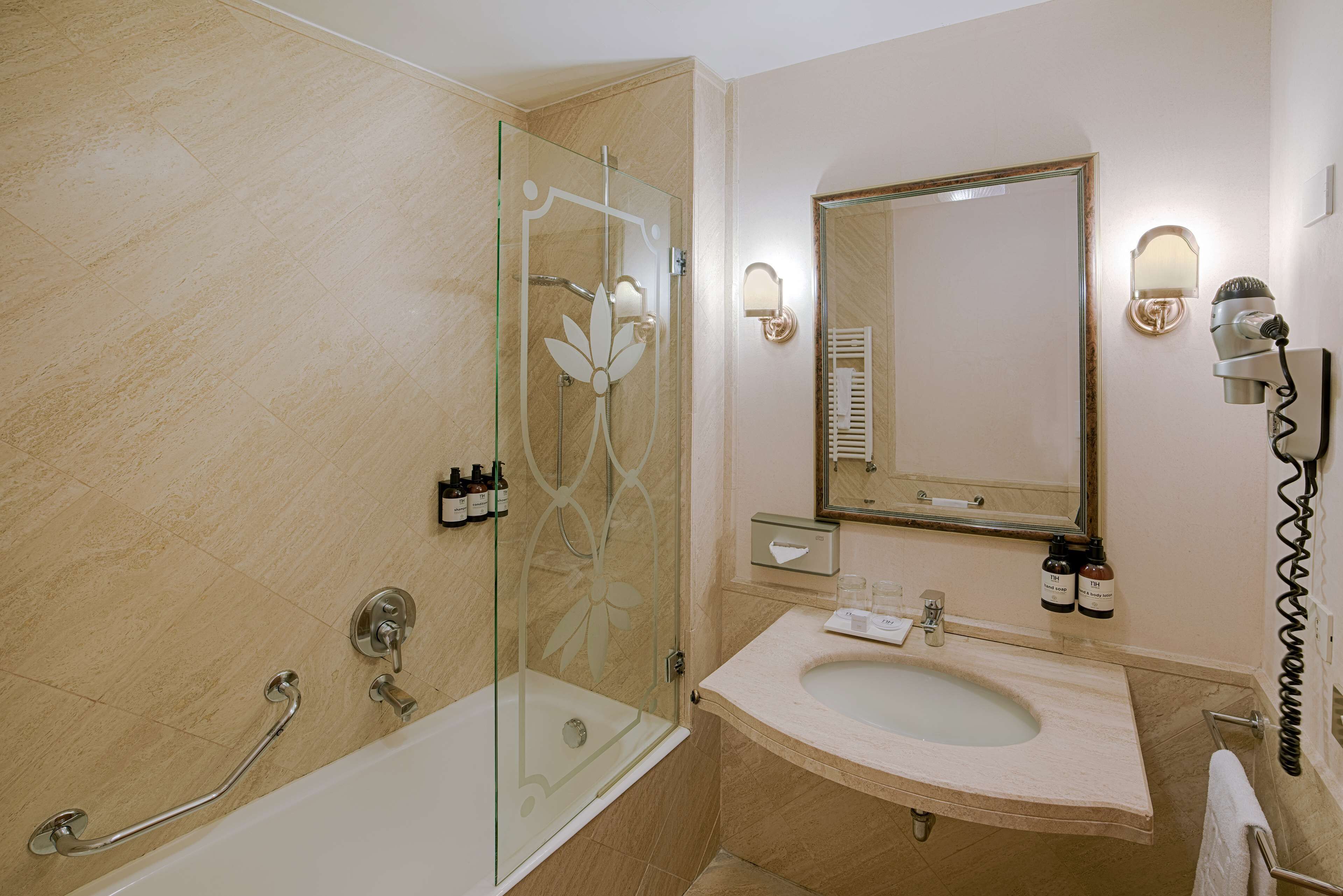 combined shower/bathtub, eco-friendly toiletries, hair dryer, bidet
