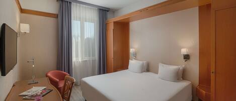 Habitación estándar | Ropa de cama de alta calidad y minibar