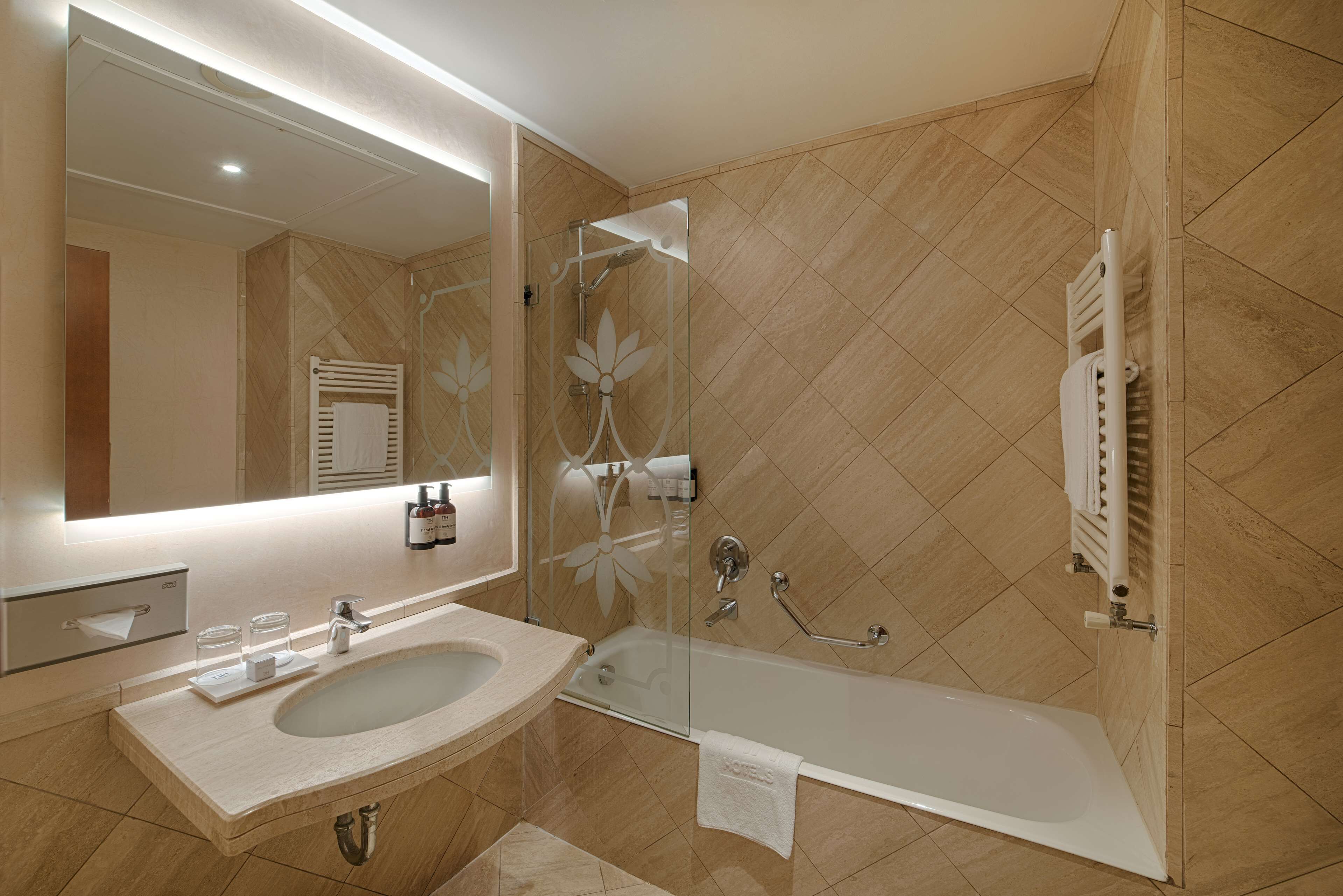 combined shower/bathtub, eco-friendly toiletries, hair dryer, bidet