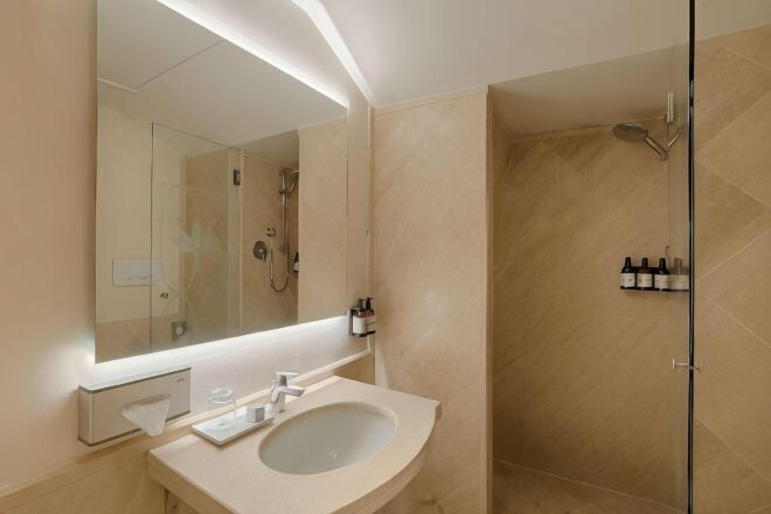 Salle de bain | Ensemble douche/baignoire, articles de toilette écologiques